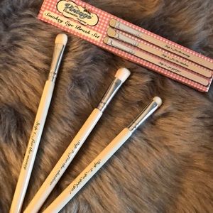 BRAND NEW SMOKEY EYE BRUSH SET